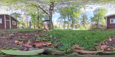 Green Lawn, Two Brown Buildings ve Trash Can, 360 VR