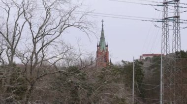 İsveç 'te Trollhattan Church Tower Cold Moody Day, Long shot