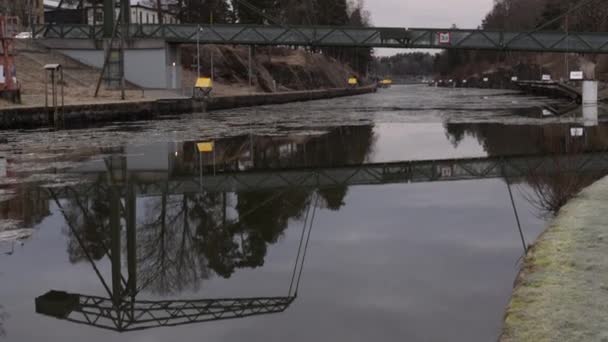 Olidebron Bridge and River Reflection in Canal近くInnovatum, Trollhattan, Tilt Up — ストック動画