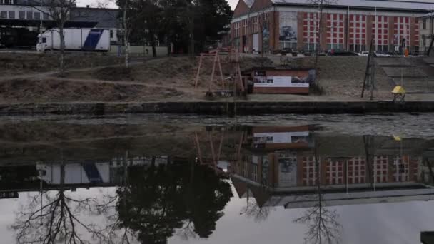 Saab Car Museum and Reflection in River Canal, Utazási célpont Svédországban, Tilt Up — Stock videók