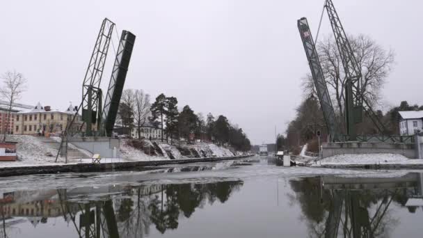冬季には足場の歩道橋を開き、船舶に接近 — ストック動画
