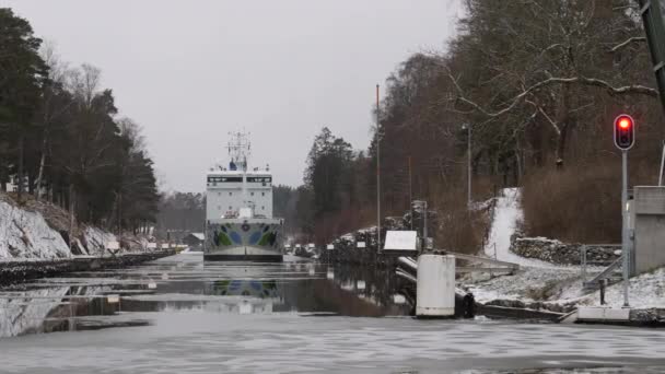 冬に川の運河と赤の点滅交通信号でタンカー船 — ストック動画