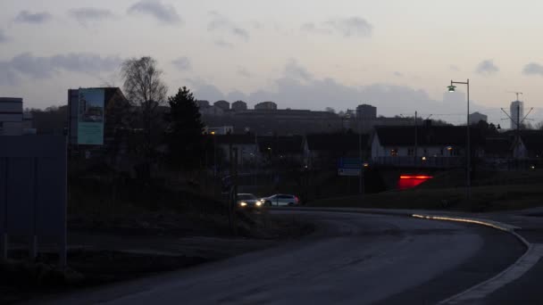 Tramonto traffico e paesaggio urbano Silhouette Scena a Kviberg, Goteborg, Pan — Video Stock