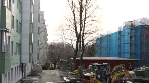 Construcción de viviendas modernas en Gotemburgo, Suecia con excavadora — Vídeo de stock