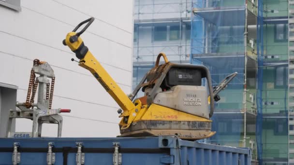 Göteborg, İsveç- Şubat 02 2022: Mekanik Rammer Makinesi bir kargo konteynırına park edilmiş, Pan — Stok video