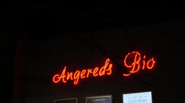 Gothenburg, Sweden- Şubat 02 2022: Sinirli Bio Sinema Tabelası ve Sinema Posterleri