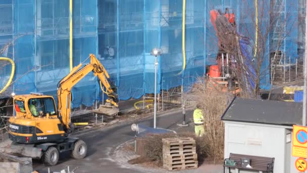Гётеборг, Швеция - 02 февраля 2022: Строители на строительных лесах — стоковое видео