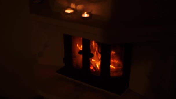 Gemütlicher und romantischer Kamin mit Kerzen zu Hause, Softfokus, Slowmo — Stockvideo