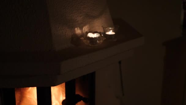 自宅でキャンドルとブリック暖炉,居心地の良いとロマンチックな時間,閉じる — ストック動画