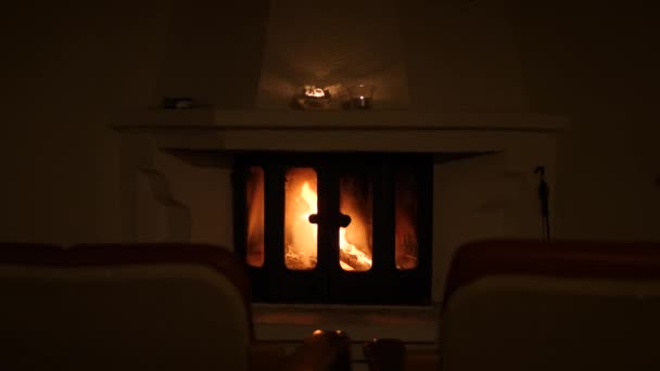 Duas cadeiras vazias e lareira com velas, aconchegante e romântico, estático — Vídeo de Stock