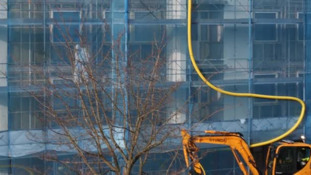 Gothenburg, Švédsko- Únor 02 2022: Stavební dělníci na lešení — Stock video