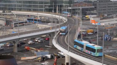 Göteborg, İsveç- Mart 01 2022: Göteborg Köprüsü 'ndeki birçok Vasttrafik Otobüsü