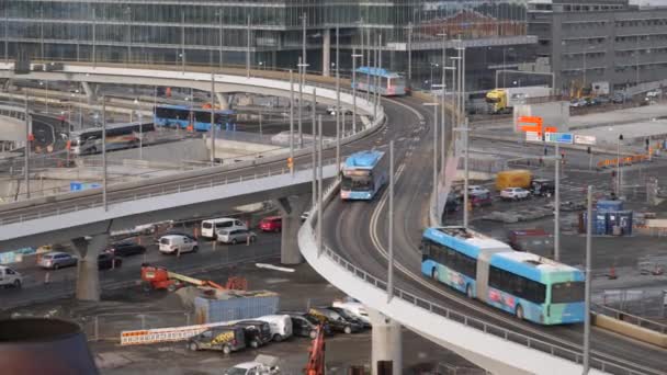 Goteborg, Svezia- 01 Marzo 2022: Molti autobus Vasttrafik su un ponte nel Gogthenburg centrale — Video Stock