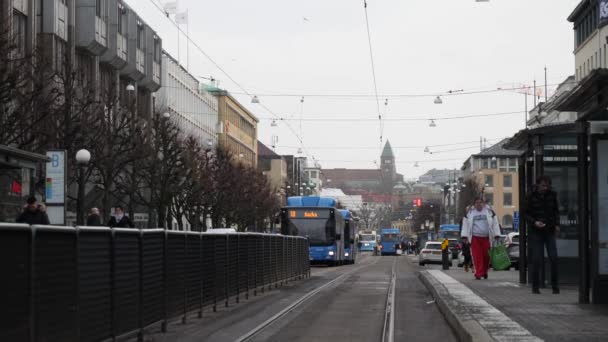 Göteborg, Schweden - 2. Februar 2022: Öffentliche Verkehrsmittel im Einkaufszentrum Nordstan — Stockvideo