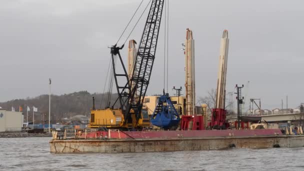Barcaça industrial que faz a manutenção dragagem em Gotemburgo, esvaziando o balde com sedimentos — Vídeo de Stock