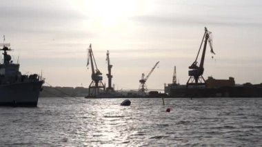 Göteborg, İsveç 'te Bir Gemi ve Endüstriyel Turna, Siluet Gün batımı