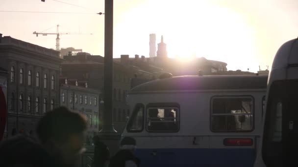 Göteborg, Schweden - 2. Februar 2022: Straßenbahnen und Pendler bei Sonnenuntergang — Stockvideo