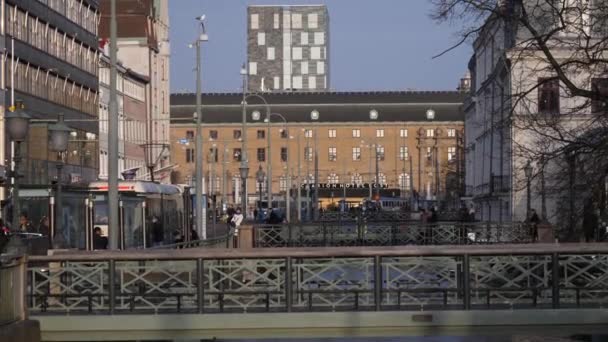 Gotemburgo, Suécia - 02 de fevereiro de 2022: ponte pedonal que liga Brunnsparken e Norstaden — Vídeo de Stock
