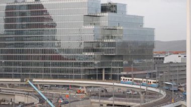 Göteborg 'un merkezinde ruj ve tramvayın yansıması olan cam cephe