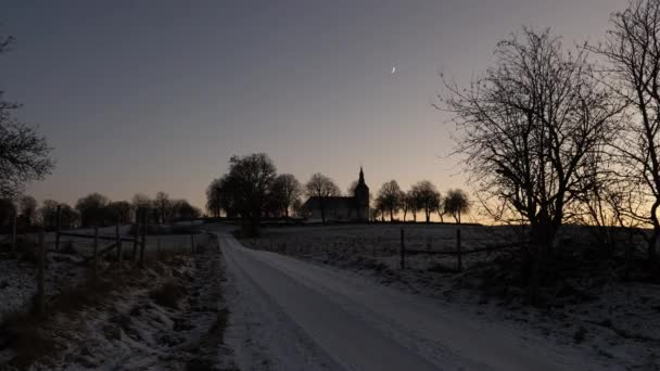 Rural Church og Tree Silhouette Baggrund, Vinter Solnedgang, Pan – Stock-video