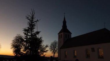 Kilise ve Çam Ağacı Silueti Gün Batımı, Eğil