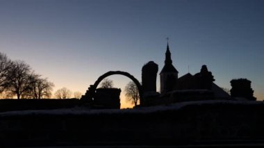 Günbatımında Gudhem Abbey Harabeleri ve Kilisesi, İsveç 'te Seyahat Varış Yeri, Yakınlaş