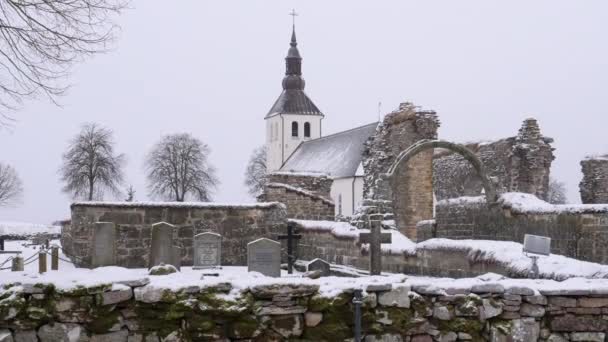 Abadia de Gudhem e Igreja Inverno Cena de Neve, Estabelecendo Tiro — Vídeo de Stock