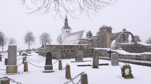 Abadía de Gudhem y cementerio viejo en invierno, escena del turismo patrimonial, Pan — Vídeos de Stock