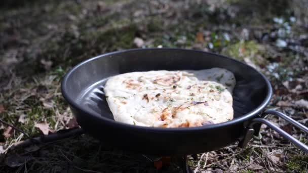 Frittenpfanne im Freien, indisches Brot aufheizen, Naan, Großaufnahme — Stockvideo