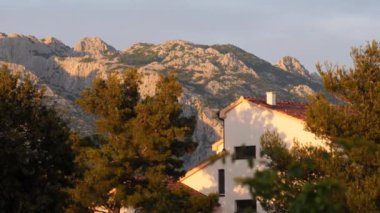 Sunset 'teki Hırvat Otel Binası ve Paklenica Ulusal Parkı. Yüksek kalite 4k görüntü