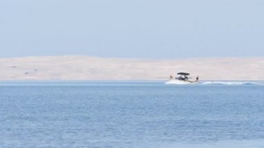 Adriyatik Denizi 'nde Tekne Arkasında Su Kayağı, Yavaş, Uzun Atış. Yüksek kalite 4k görüntü