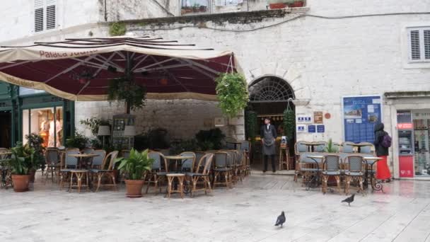 Split Croatia June 2022 Empty Restaurant Outdoor Seating Morning Waiter — ストック動画