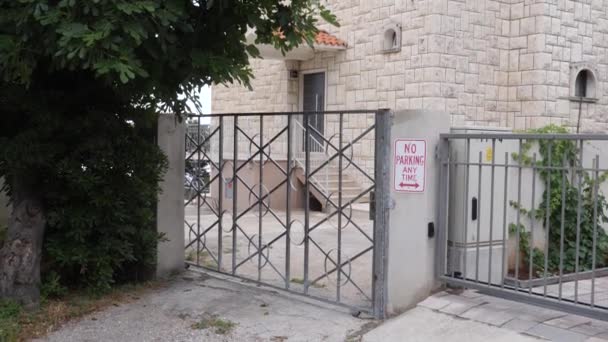 Closed Gate Protects Croatian Villa Parking Sign Tilt Shot High — Vídeos de Stock