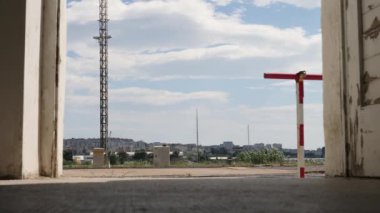 Küçük Kasaba Tren İstasyonu, Gök yüzünde uçan kuş, alçak açılı zemin manzarası. Yüksek kalite 4k görüntü