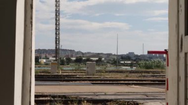 Hırvatistan 'daki Solin Tren İstasyonu' ndan Bakıyoruz. Yüksek kalite 4k görüntü