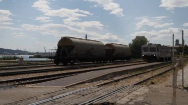 Commuter Train Solin Tren İstasyonu, Hırvatistan, Slow Motion 'a vardı. Yüksek kalite 4k görüntü
