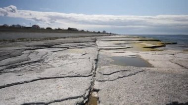 İsveç 'teki Oland Adası Neptunes arazilerinde inanılmaz düz kireçtaşı oluşumu. Yüksek kalite 4k görüntü