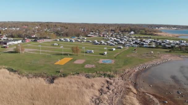 Oland Summer Campsite Caravans Sweden Orbit Aerial 高质量的4K镜头 — 图库视频影像