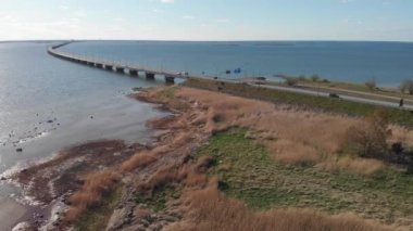 Günbatımı, Yaz Günü, İsveç, Hava Çekme Dolly ile Oland Köprüsü. Yüksek kalite 4k görüntü