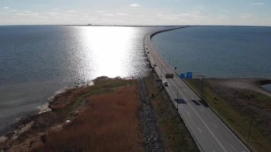 İsveç 'in güneşli bir gününde Oland Köprüsü' nün yanında ilerleyin. Yüksek kalite 4k görüntü