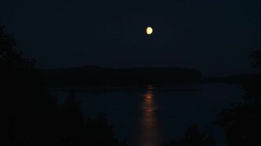 Göl Üzerinde Yansıması Olan Ay, Kuzey Avrupa 'da Karanlık Gece, Zaman. Yüksek kalite 4k görüntü