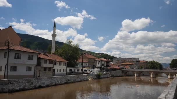 Османские Дома Рядом Рекой Милжака Городским Мостом Сараево Высококачественные Кадры — стоковое видео