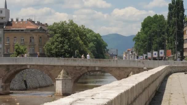 Puente Sobre Río Sarajevo Escena Vida Diaria Bosnia Herzegovina Imágenes — Vídeos de Stock