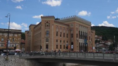 Saraybosna Belediye Binası veya Bosna-Hersek 'in Tarihi Simgesi Vijecnica, Atış Yapıyor. Yüksek kalite 4k görüntü