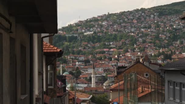 Traditionele Straat Het Centrum Van Sarajevo Mountain Cityscape Achtergrond Pan — Stockvideo