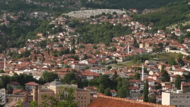 Sarajevo Cityscape Met Afgelegen Begraafplaats Bergen Achtergrond Tilt Hoge Kwaliteit — Stockvideo