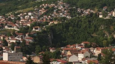 Bosna-Hersek 'in Yeşil Tepe kentindeki Geleneksel Saraybosna Evleri Atış Yapıyor. Yüksek kalite 4k görüntü