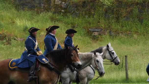 Kungalv Sweden 2022年6月26日 再現中の馬に3人のカロリー兵士 高品質4K映像 — ストック動画