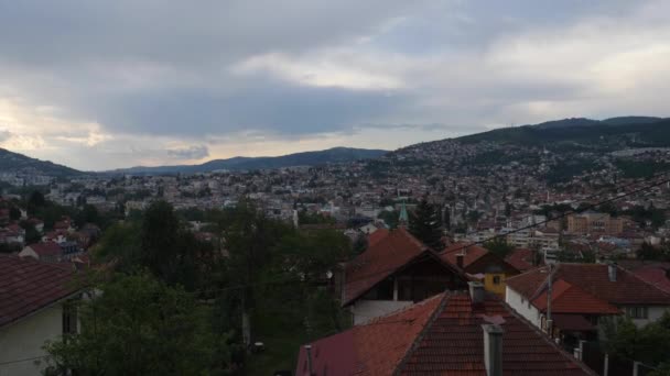 Βραδιά Στο Residential Area Στο Σεράγεβο Βοσνία Και Ερζεγοβίνη Tilt — Αρχείο Βίντεο