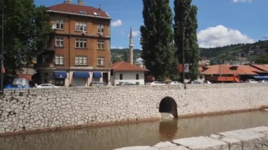  Miljacka nehri. Arka planda eski bir kasaba, Saraybosna, Bosna, Pan. Yüksek kalite 4k görüntü